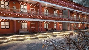 Un edificio de varios pisos con balcones y una entrada cubierta.