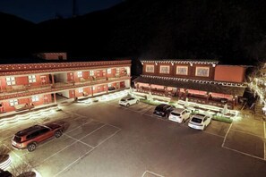Un hotel de varios pisos con estacionamiento.