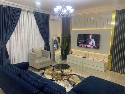 4mins to Aso Rock Villa, King Bed, Chef, Free Cleaning, 24/7 Electricity, Games