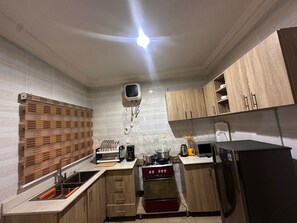 Kylskåp, mikrovågsugn, ugn och spishäll