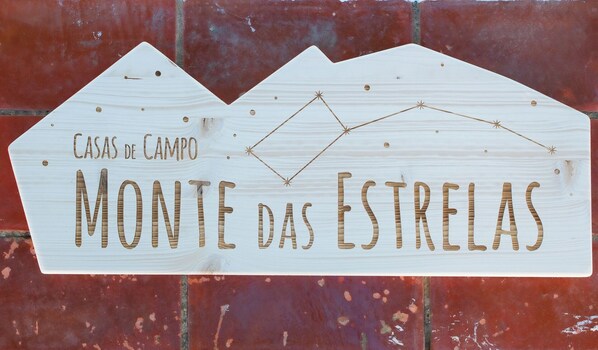 A wooden sign with the text "CASAS DE CAMPO MONTE DAS ESTRELAS". - Monte das Estrelas (Tavira)