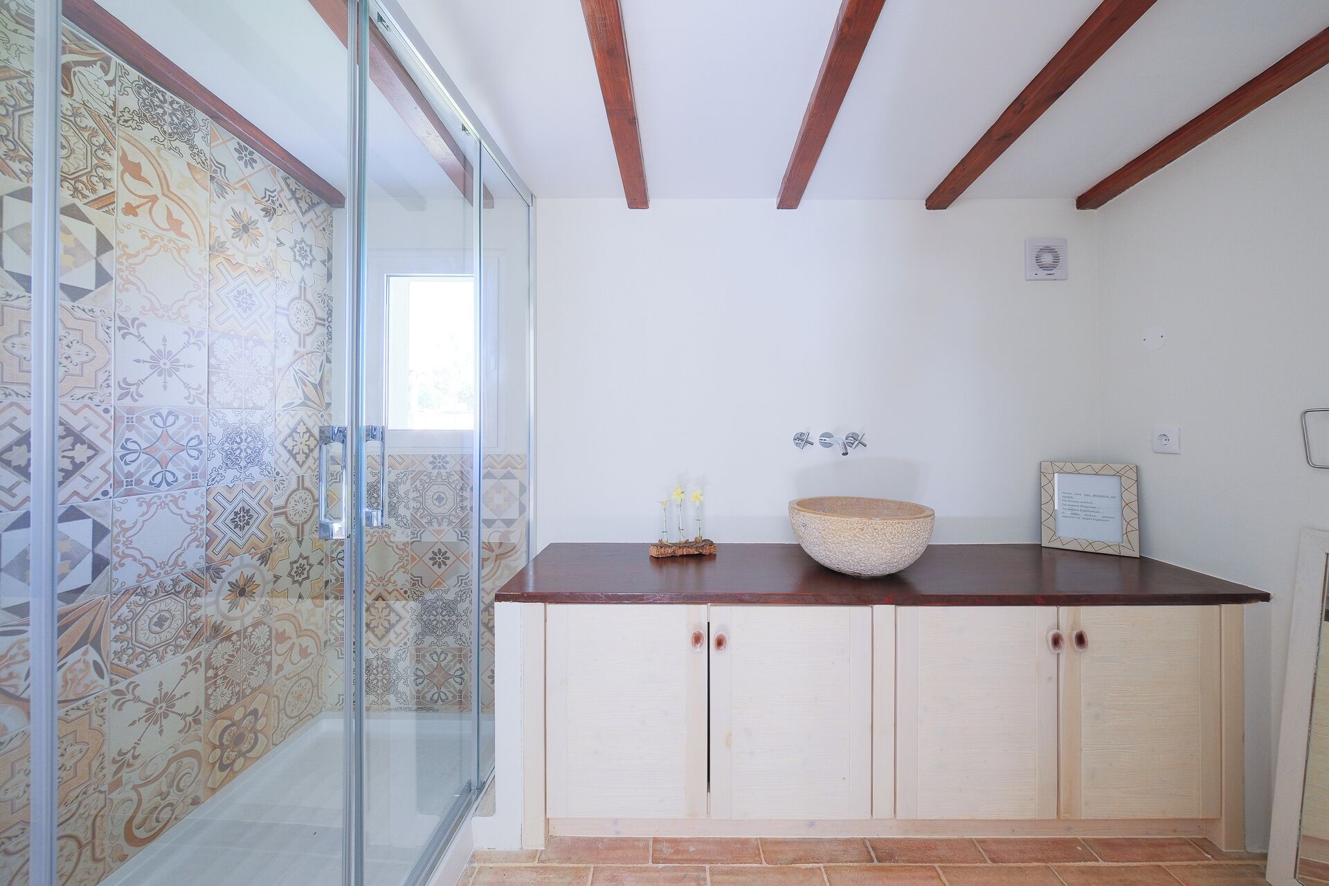 Quarto casal conforto, vista para o jardim | Banheiro | Chuveiro, secador de cabelo, toalhas de banho, sabonete