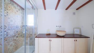 Quarto casal conforto, vista para o jardim | Banheiro | Chuveiro, secador de cabelo, toalhas de banho, sabonete