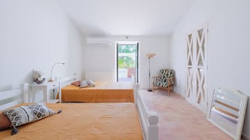 Chambre Confort Double ou avec lits jumeaux, salle de bains privée, vue jardin | Chambres insonorisées, Wi-Fi gratuit
