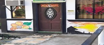 RedDoorz @ Golden Travellers Inn Antique