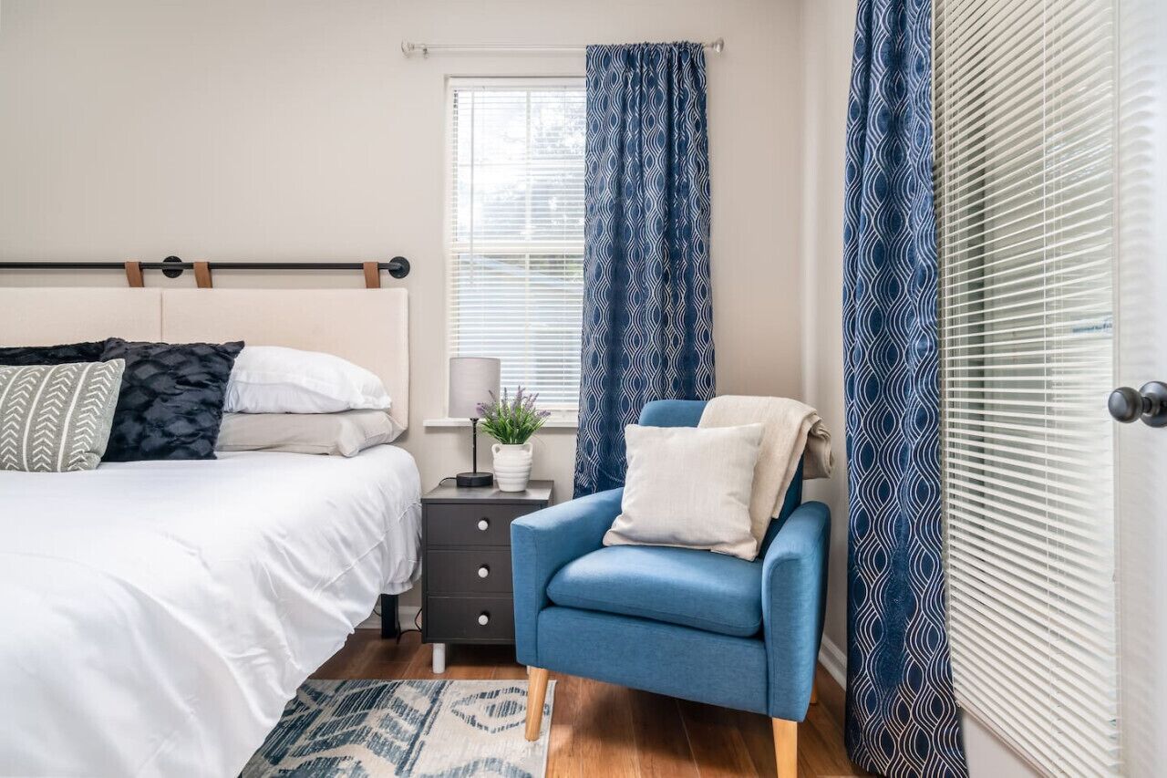 3 makuuhuonetta, työpöytä, silitysrauta/-lauta, vauvan matkasänky