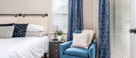 3 sovrum, skrivbord, strykjärn/strykbräda och resesäng