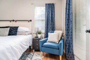 3 Schlafzimmer, Schreibtisch, Bügeleisen/Bügelbrett, Reisekinderbett