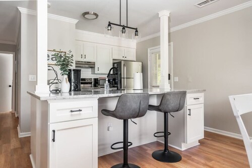 Charming Upstairs Apt in Irmo | 3 BR | Sleeps 6