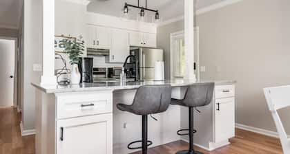 Charming Upstairs Apt in Irmo | 3 BR | Sleeps 6