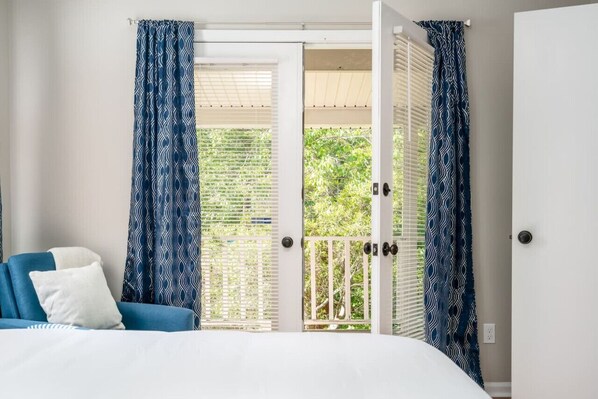 3 bedrooms, desk, iron/ironing board, travel cot