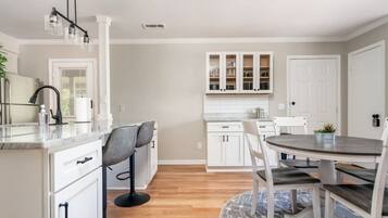 KĂŒhlschrank, Mikrowelle, Ofen, Herdplatte