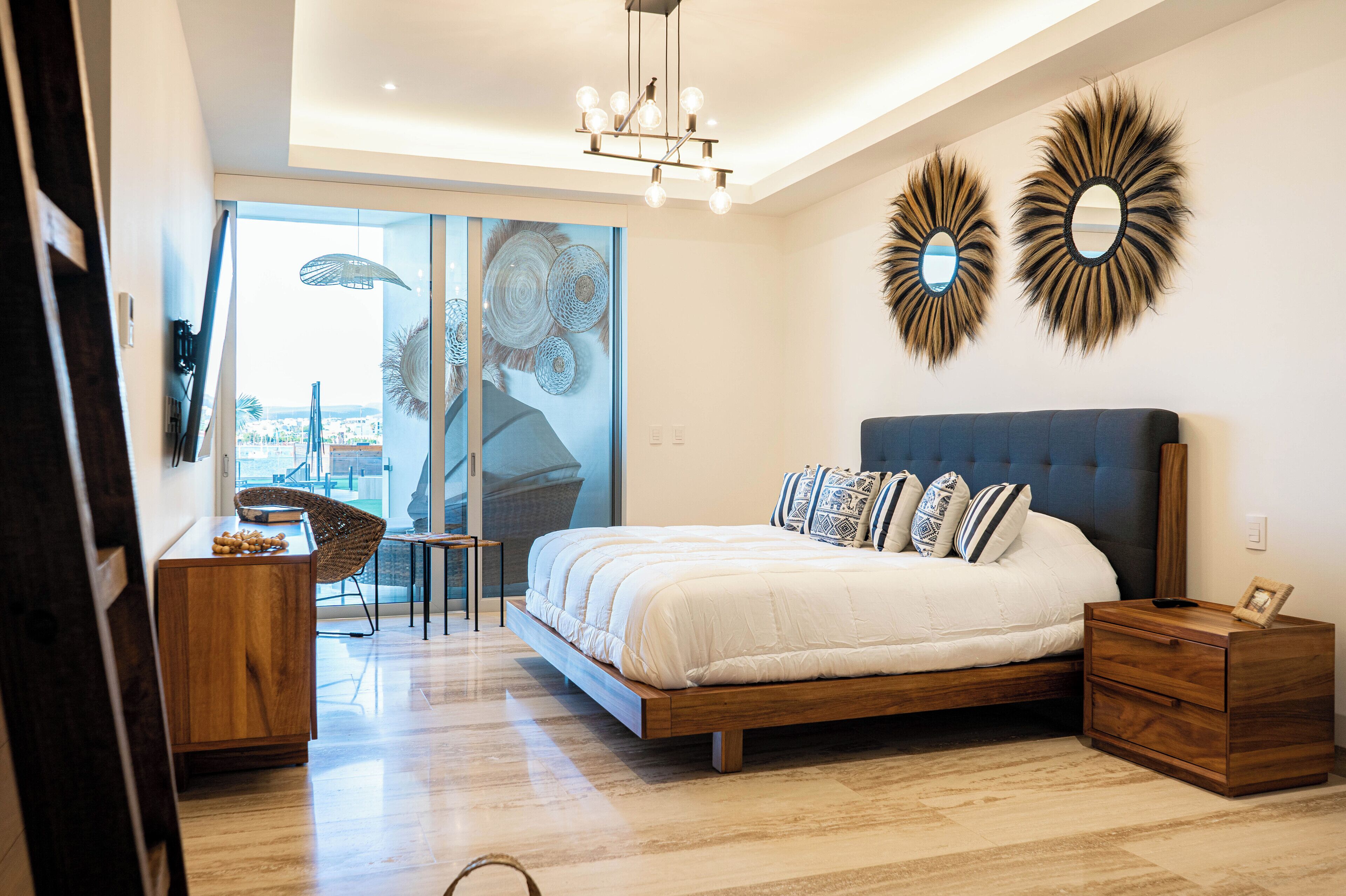 2 slaapkamers, een kluis op de kamer, een bureau