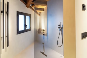Hair dryer, towels, soap, shampoo - Casa de l’hortal by Vipp Luxury Design in Andorra (Andorra la Vella)