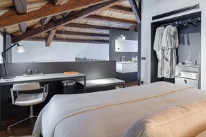 2 quartos, escrivaninha, ferros/tábuas de passar roupa