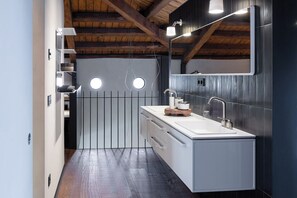 Secador de cabelo, toalhas de banho, sabonete, shampoo