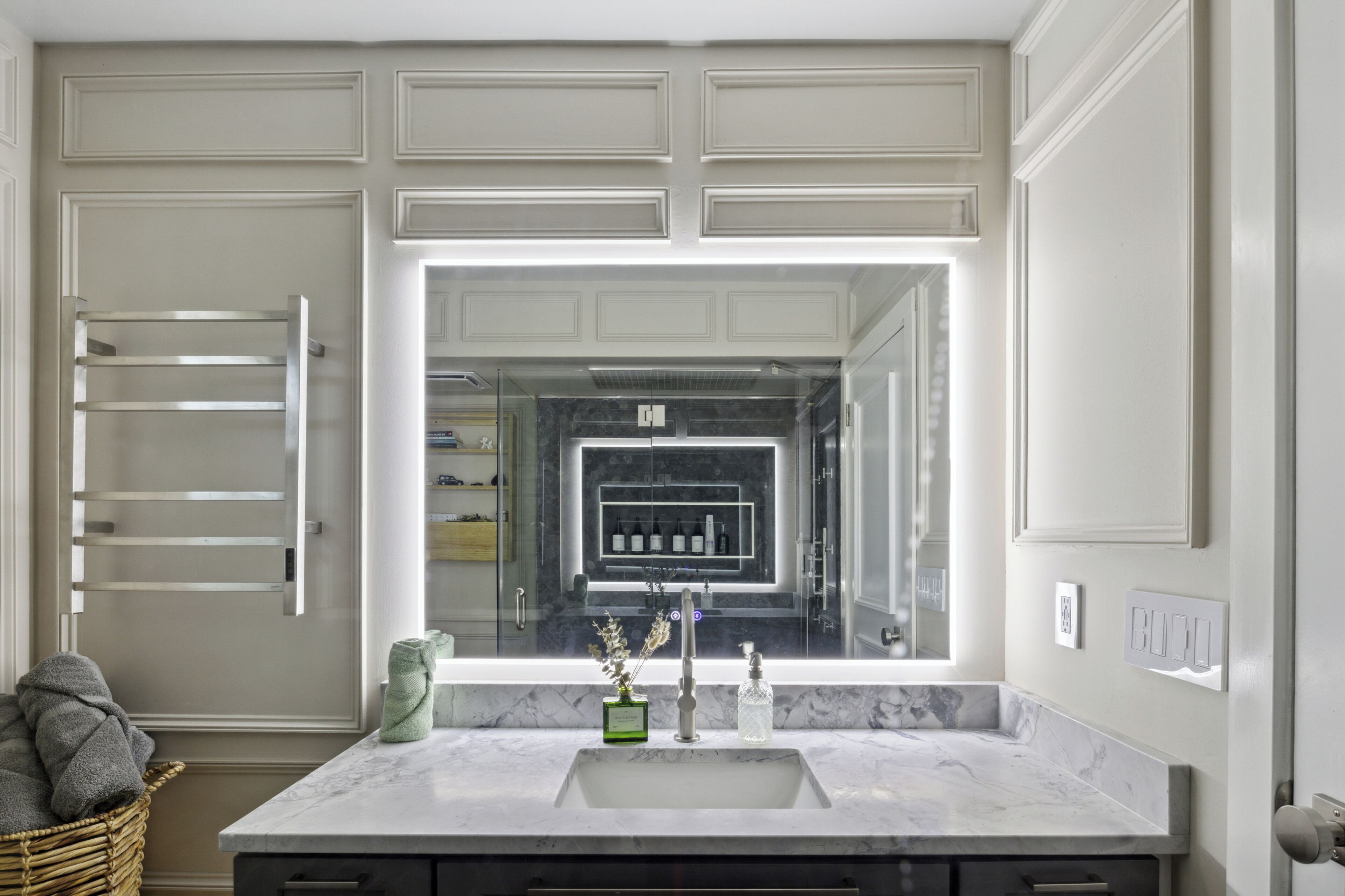 Chuveiro, secador de cabelo, bidê, toalhas de banho