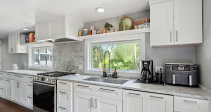 Woodsy Retreat: Chef's Kitchen, Dance Room & Gym