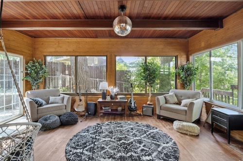 Woodsy Retreat: Chef's Kitchen, Dance Room & Gym