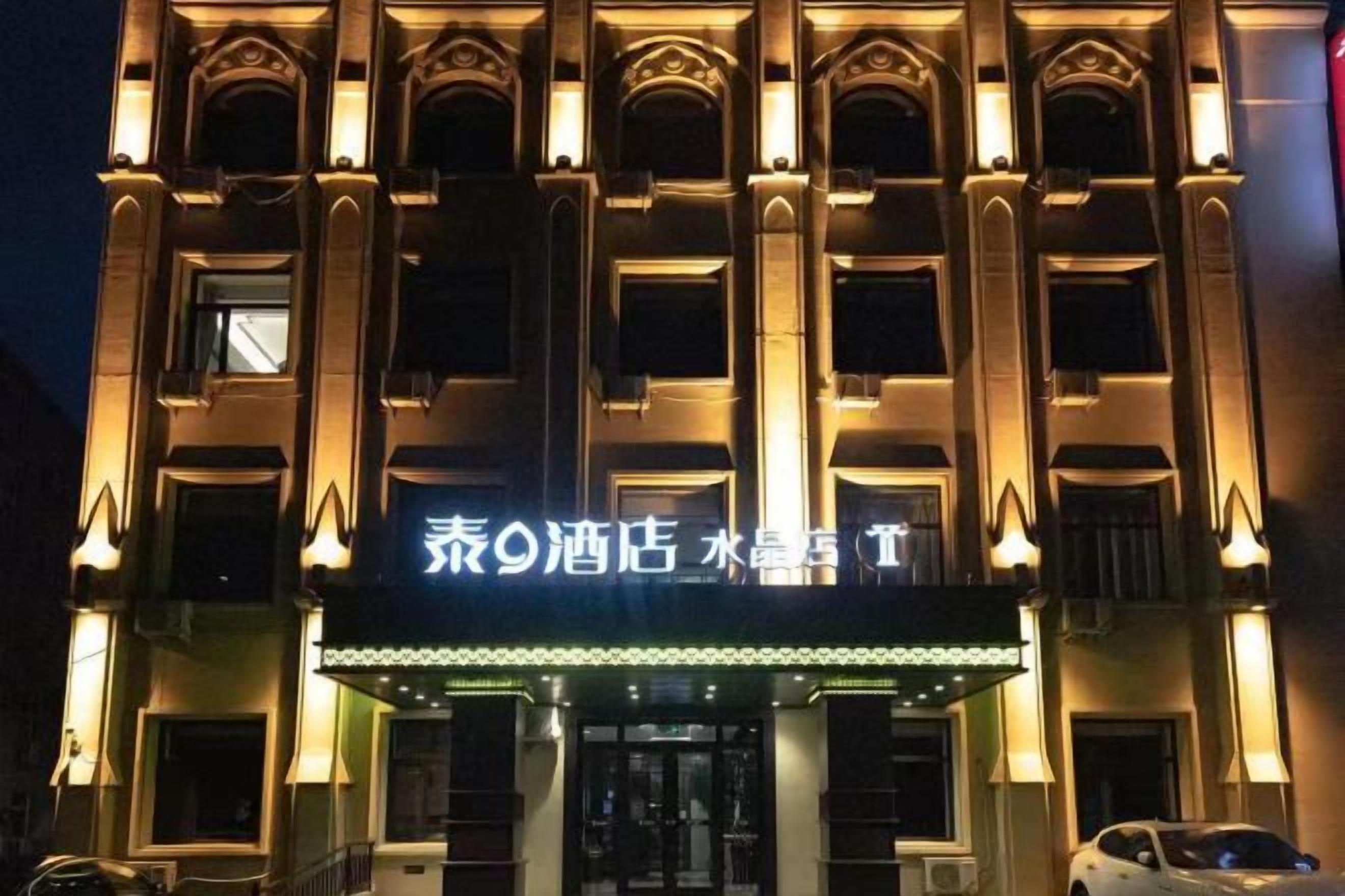 Un hotel de estilo arquitectónico tradicional, con varios balcones y una entrada destacada.