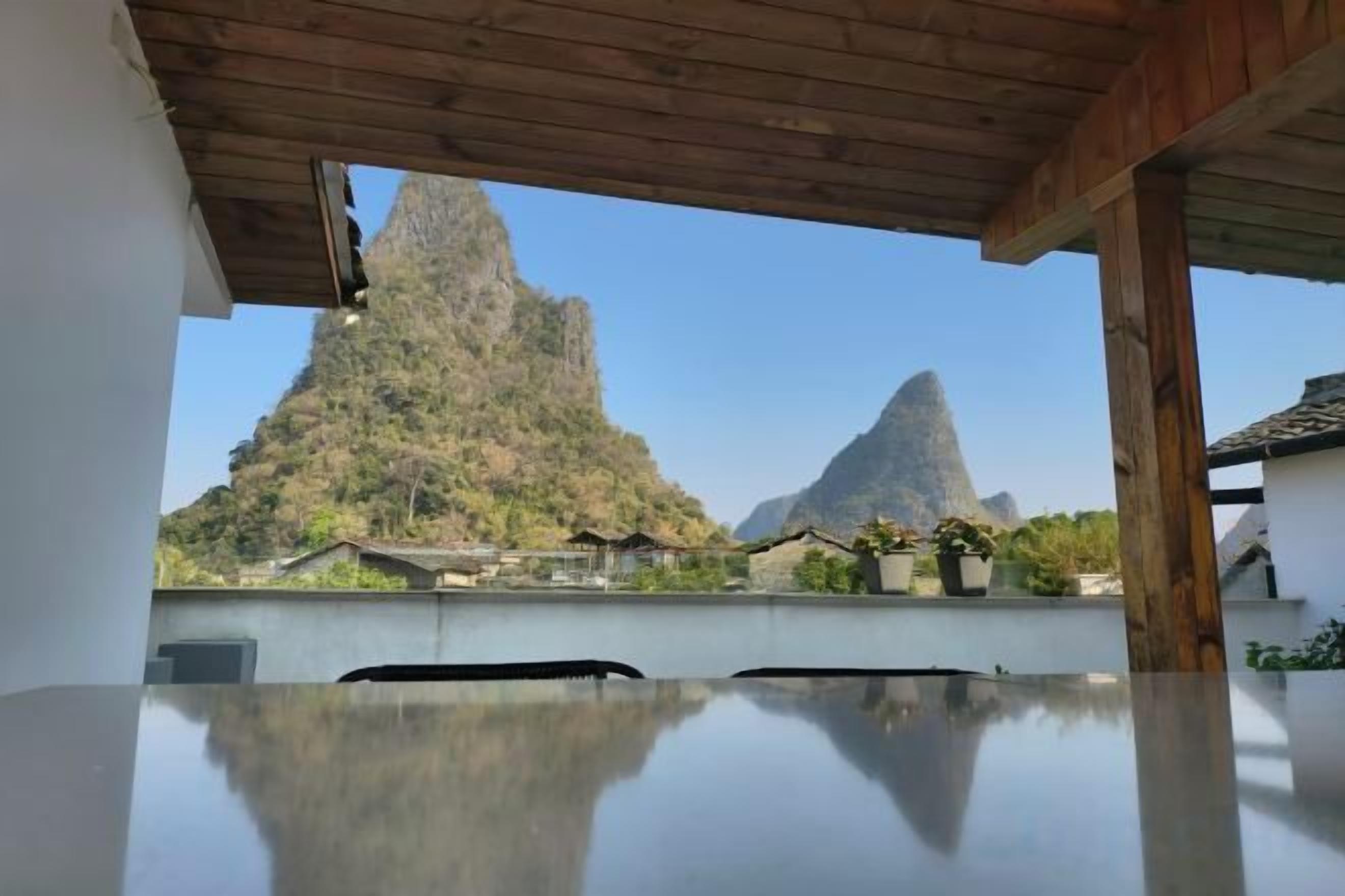 Una habitación con techo de madera y vistas a montañas.