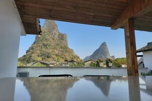 Una habitación con techo de madera y vistas a montañas.