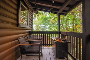 Property grounds - Romantic Couples Hideaway! Private Theater! Hot tub! Firepit! SEASONAL SPECIALS! (Sevierville)