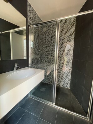 吹风机、坐浴桶、毛巾、肥皂