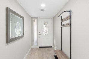 Interior - Urban Oasis in central PHX Single Level Patio home ~Sleeps 8 WFH WiFi+Patio+Pool (Phoenix)