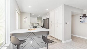 Fridge, microwave, oven, stovetop - Urban Oasis in central PHX Single Level Patio home ~Sleeps 8 WFH WiFi+Patio+Pool (Phoenix)