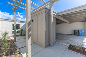 Property grounds - Urban Oasis in central PHX Single Level Patio home ~Sleeps 8 WFH WiFi+Patio+Pool (Phoenix)