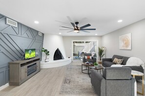 Smart TV, books - Urban Oasis in central PHX Single Level Patio home ~Sleeps 8 WFH WiFi+Patio+Pool (Phoenix)