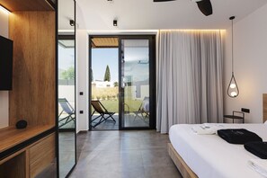 4 habitaciones, escritorio y tabla de planchar con plancha 