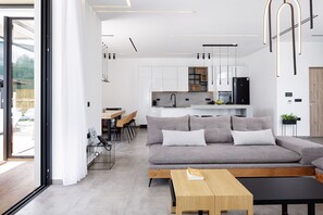 Smart TV, tenis de mesa, libros y estéreo