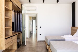 4 bedrooms, desk, iron/ironing board, travel cot - 4BR Ensuite Villa in Pigi, Ping Pong, BBQ w Steps to Amenities (Pigi)