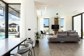 Smart TV, ping pong, books, stereo - 4BR Ensuite Villa in Pigi, Ping Pong, BBQ w Steps to Amenities (Pigi)