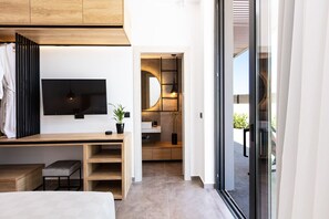 4 bedrooms, desk, iron/ironing board, travel crib