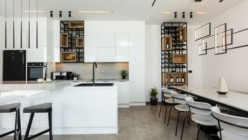 Réfrigérateur, micro-ondes, four, plaque de cuisson