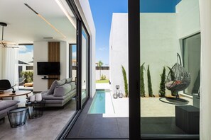 Smart TV, table tennis, books, stereo