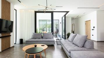 TV connectée, table de tennis de table, livres, chaßne hi-fi