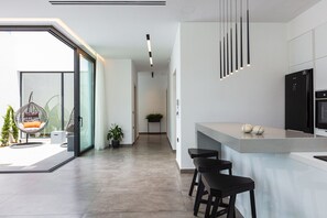 ثلاجة، ميكروويف، فرن، موقد طهي مسطح