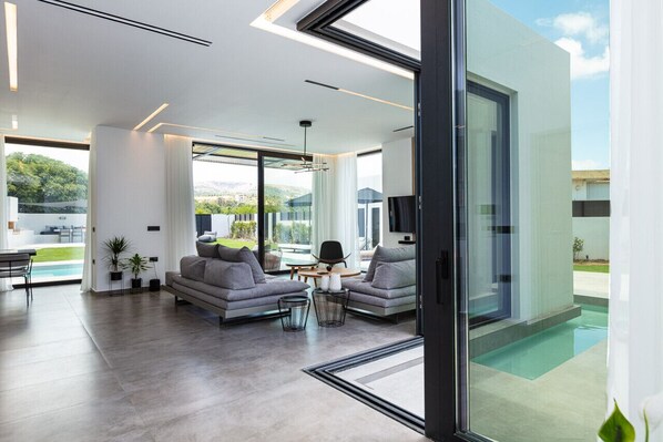 تلفزيون ذكي، تنس طاولة، كُتُب، ستيريو