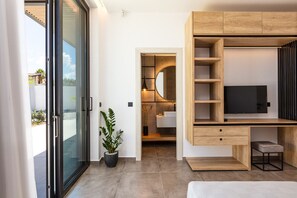4 chambres, bureau, fer et planche à repasser, lit parapluie