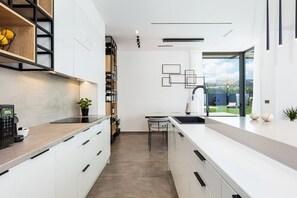 Frigorifero, microonde, forno, piano cottura