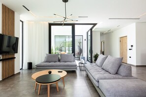 Smart TV, table tennis, books, stereo - 4BR Ensuite Villa in Pigi, Ping Pong, BBQ w Steps to Amenities (Pigi)