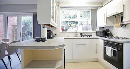 Sleeps 5 with Free Parking