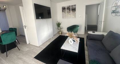 Airport House – Convenient