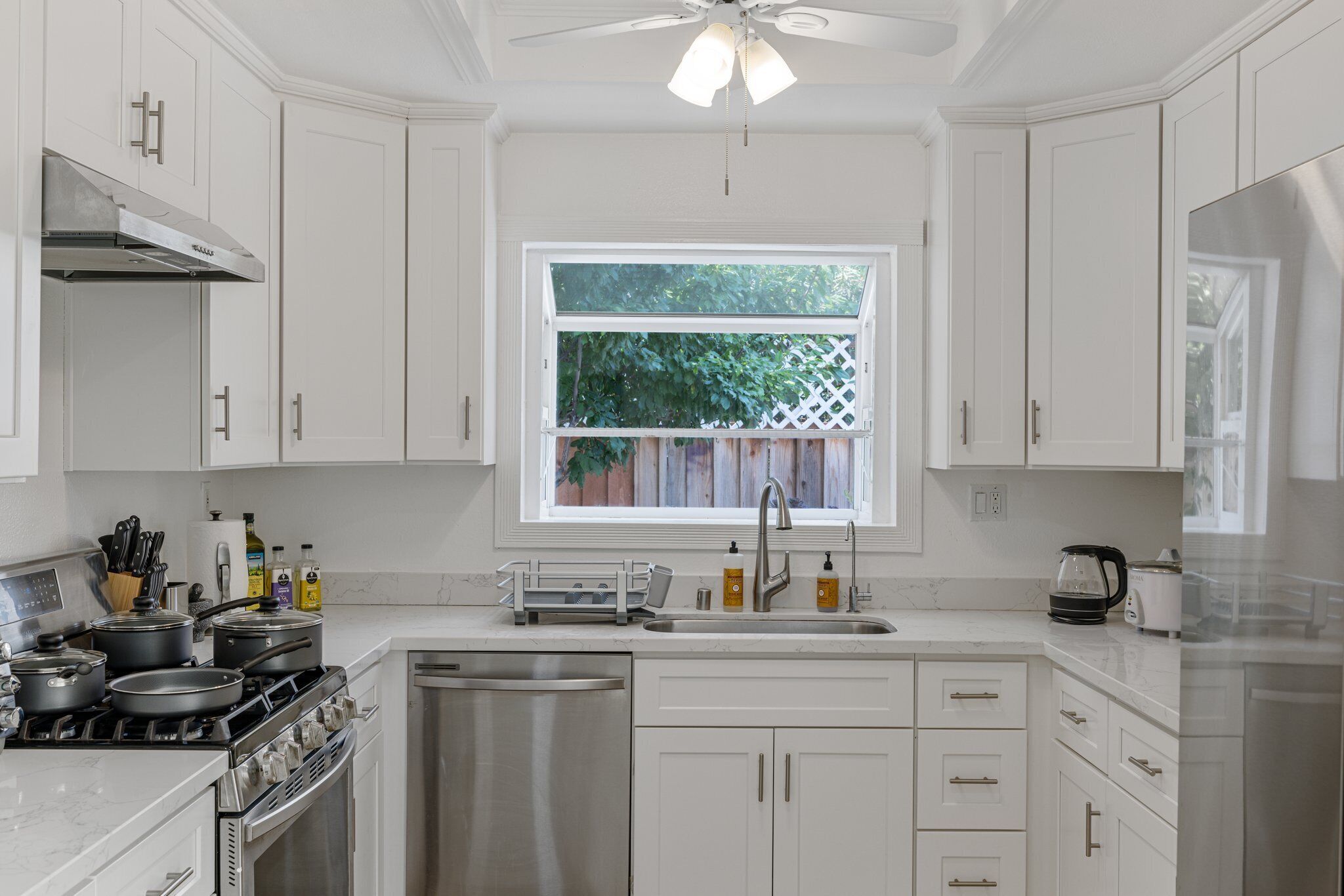 Een koelkast, een microgolfoven, een oven, een kookplaat