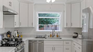 Een koelkast, een microgolfoven, een oven, een kookplaat