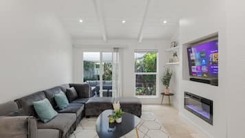 Tafelvoetbal, een stereo en een computerscherm